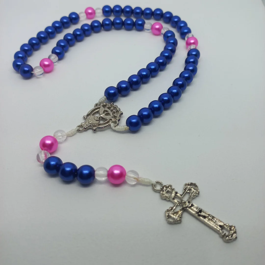 Terço de Pérolas com o Divino Espírito Santo