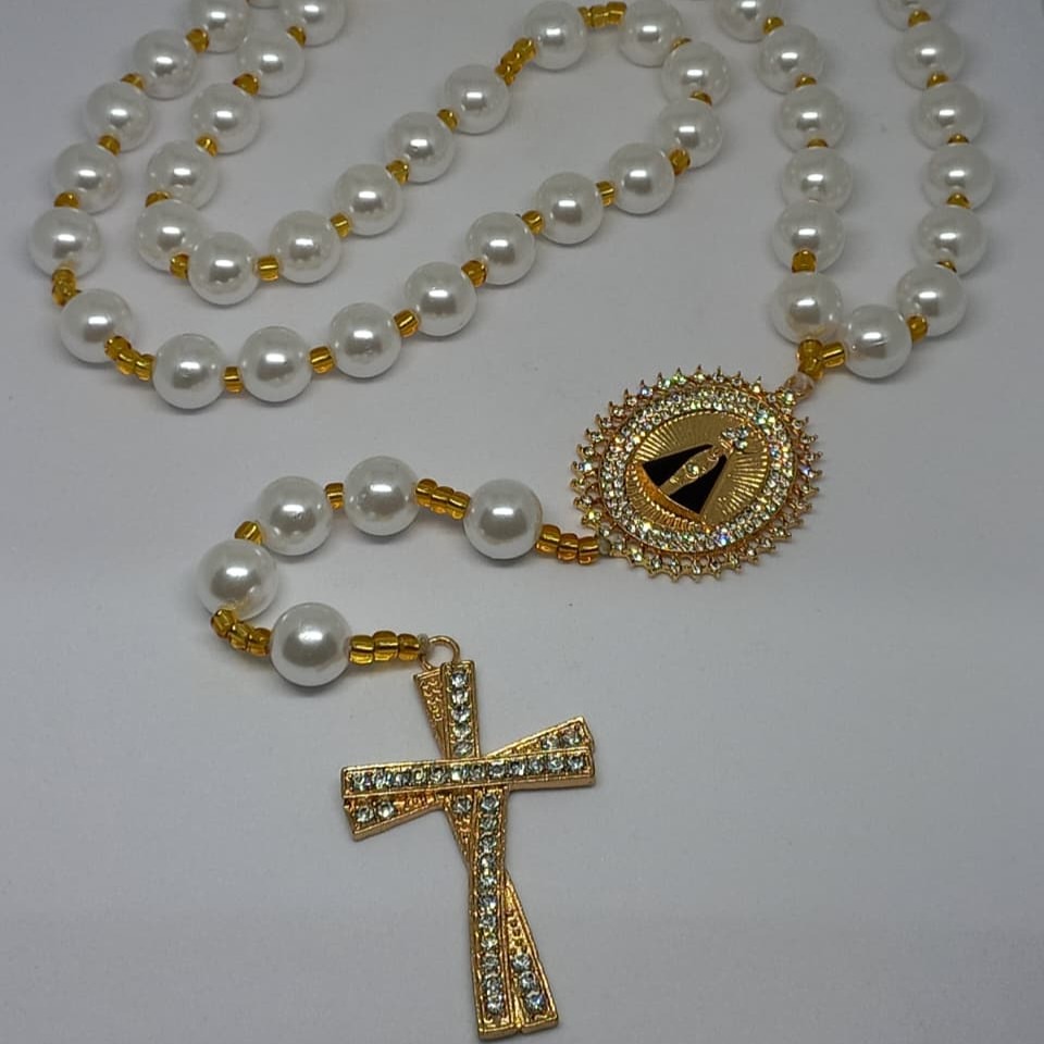 Terço de Pérolas Brancas com Crucifixo Dourado